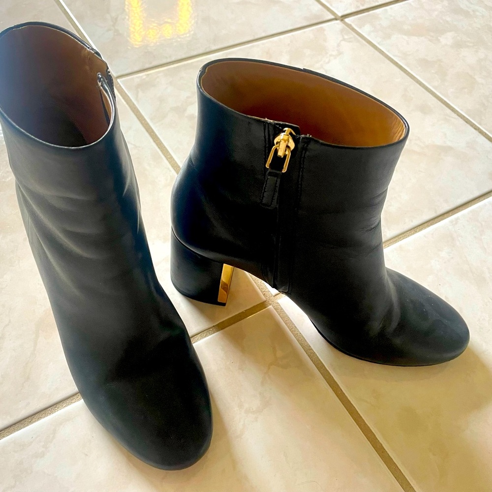 Tory Burch black leather ankle boots with Gold accent heel. 7.5 in great cond.